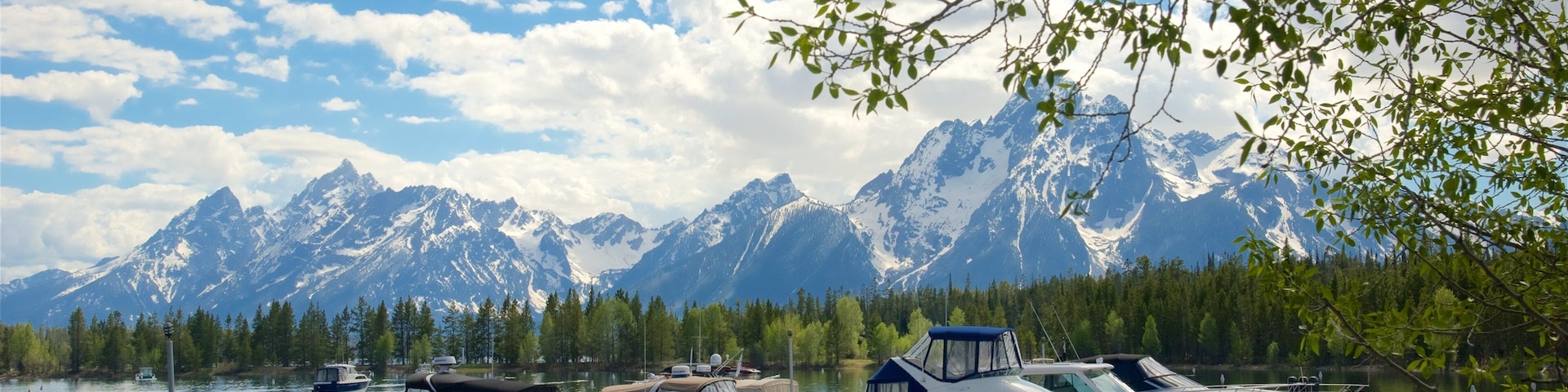 Centro de visitantes de Colter Bay mostrando montañas, una bahía o un puerto y un río o arroyo
