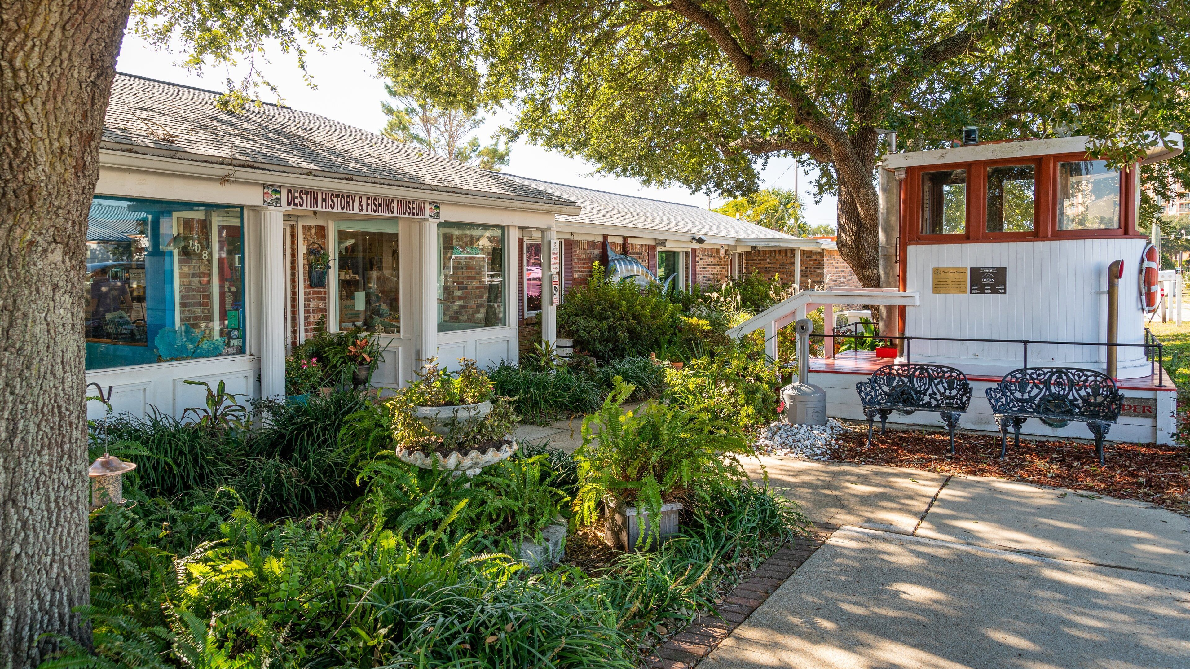 Destin History and Fishing Museum showing a garden