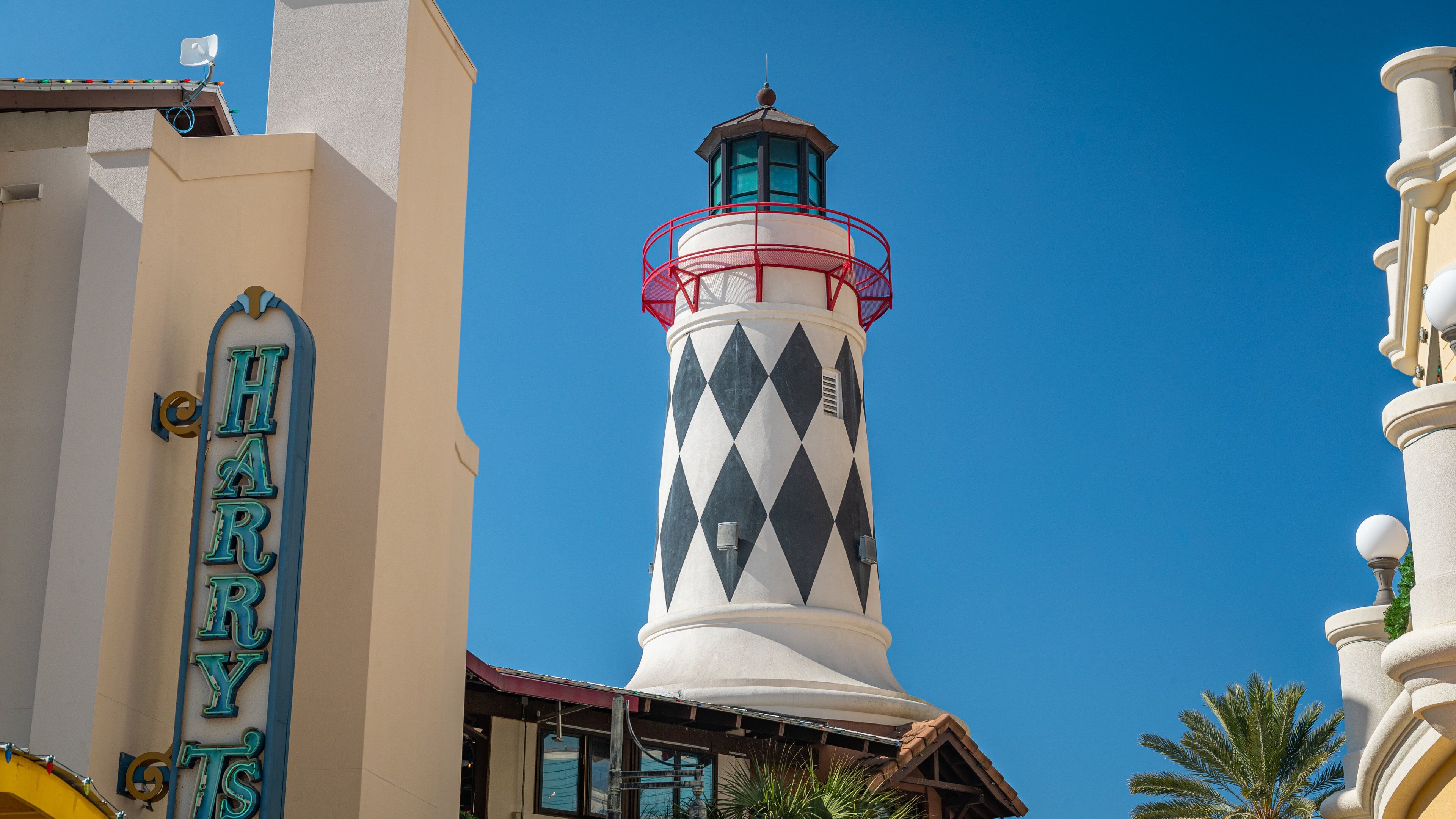 HarborWalk Village showing a lighthouse