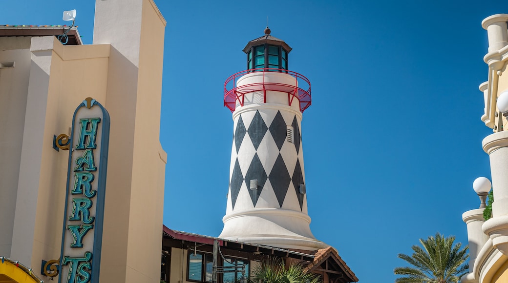HarborWalk Village showing a lighthouse
