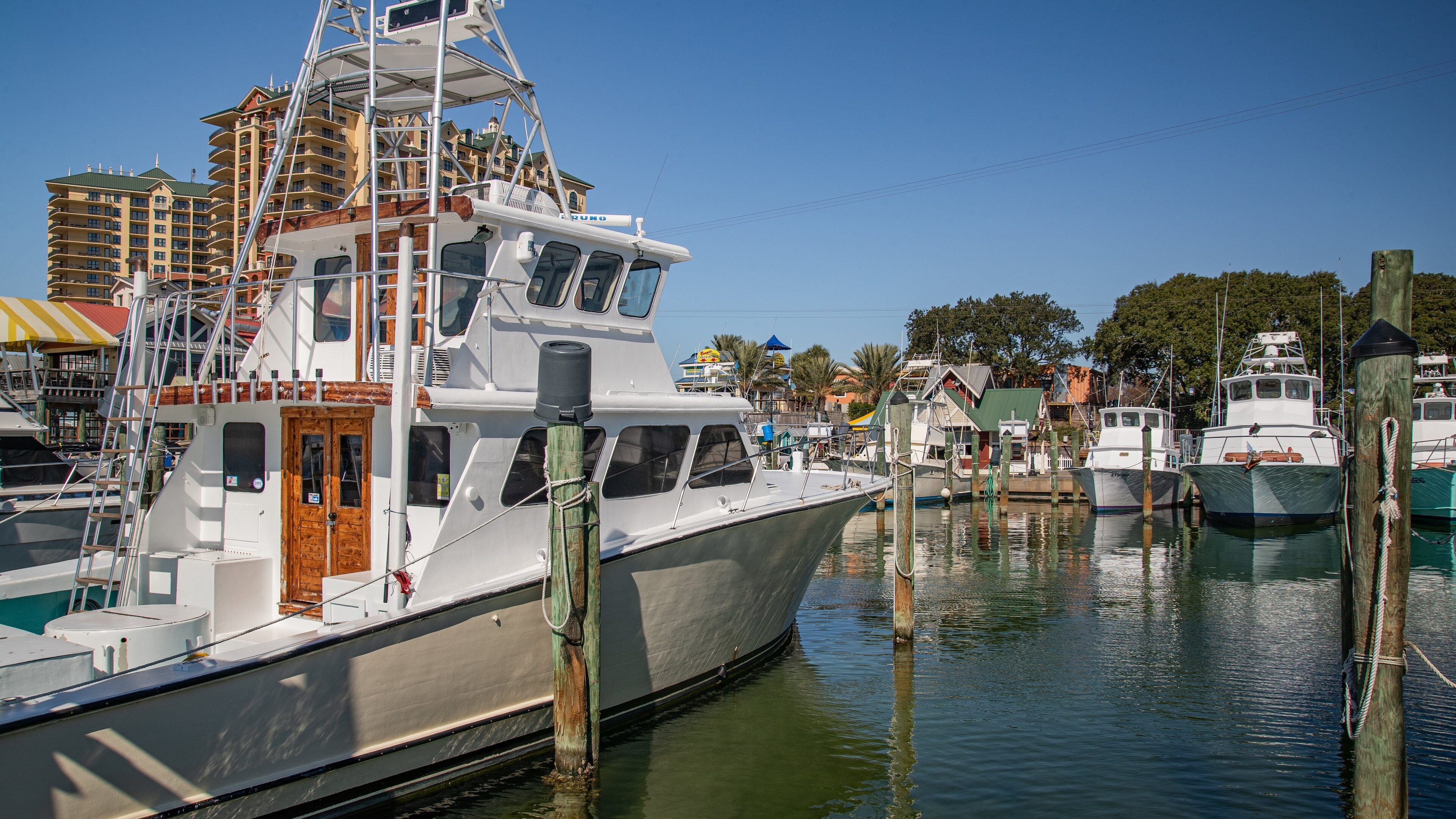 HarborWalk Village showing a bay or harbor