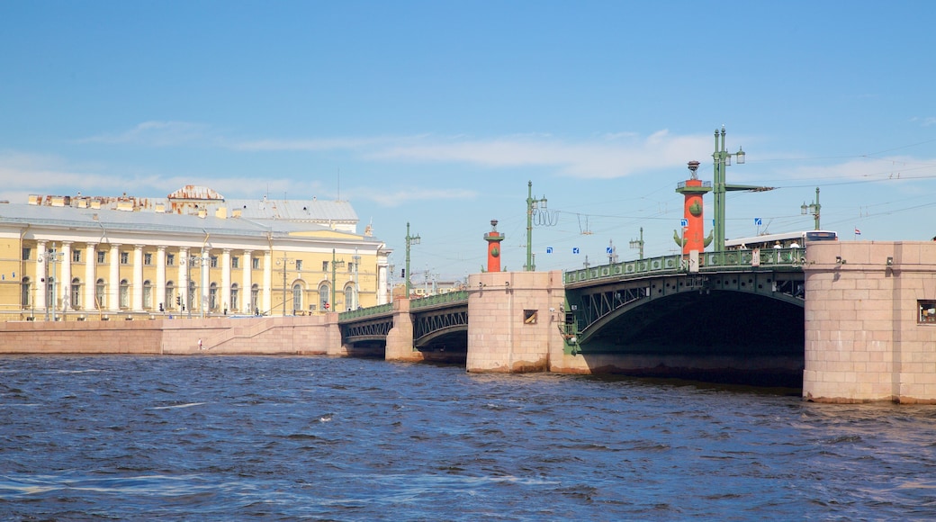 Slottsbroen som viser elv eller bekk og bro
