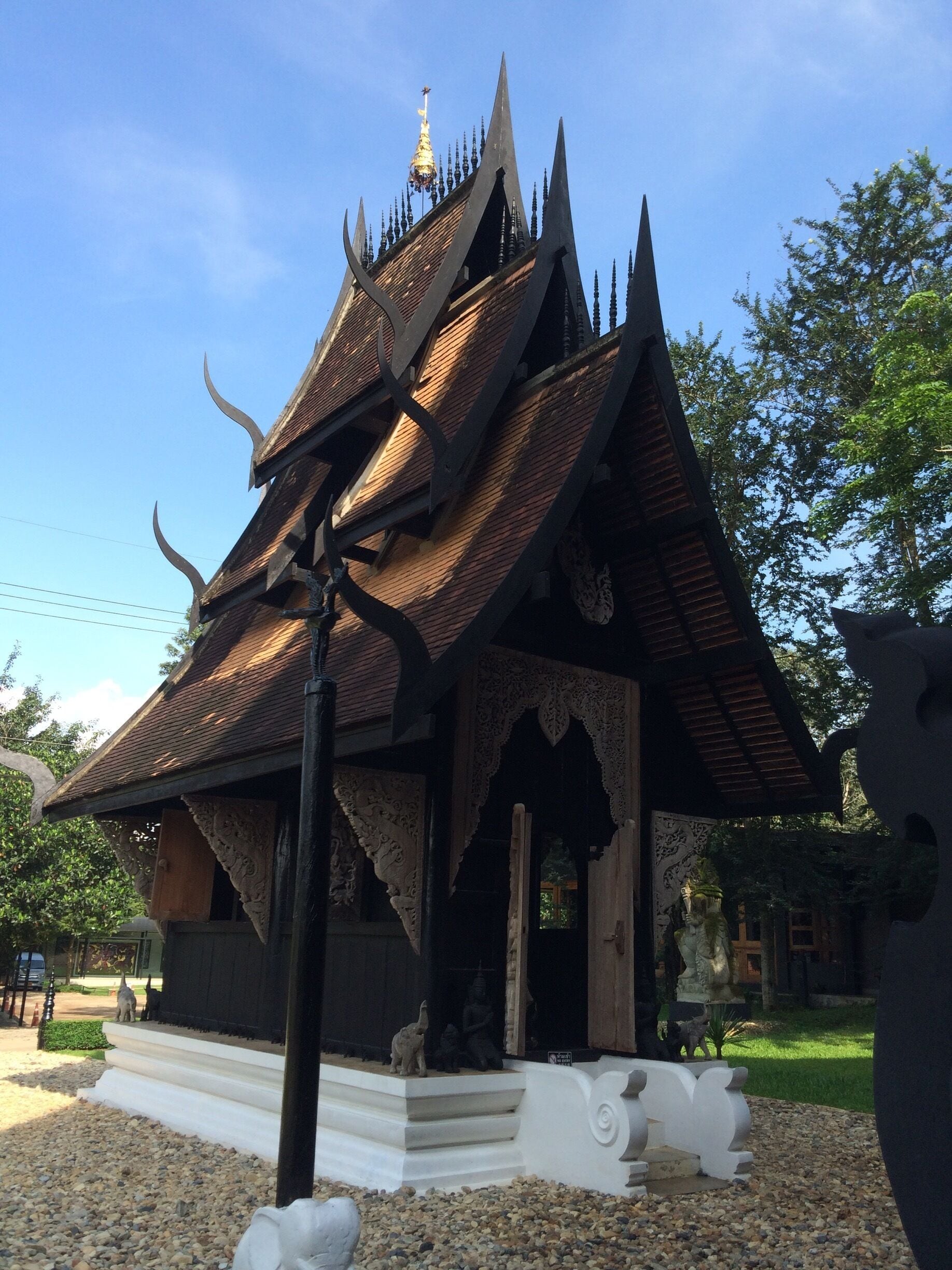 It is the proud work of Thawan Duchanee, a Chiang Rai born Thai artist who has developed a style of work representing the darkness in humanity. With lots of red and black hues, skins, skulls and various other animal parts made into eerie artwork.