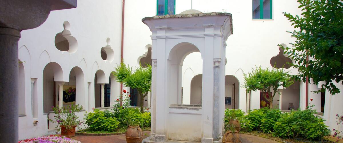 San Francesco-Kirche welches beinhaltet Platz oder Plaza, religiöse Elemente und Garten