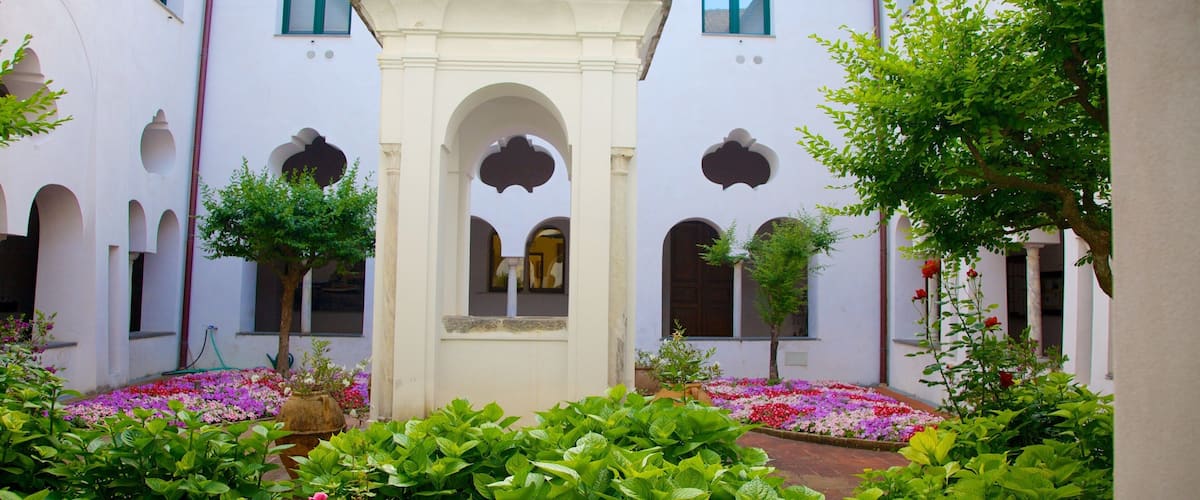 Église de San Francesco qui includes église ou cathédrale, éléments religieux et jardin