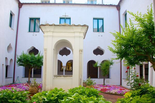 San Francesco-Kirche mit einem Kirche oder Kathedrale, religiöse Elemente und Platz oder Plaza