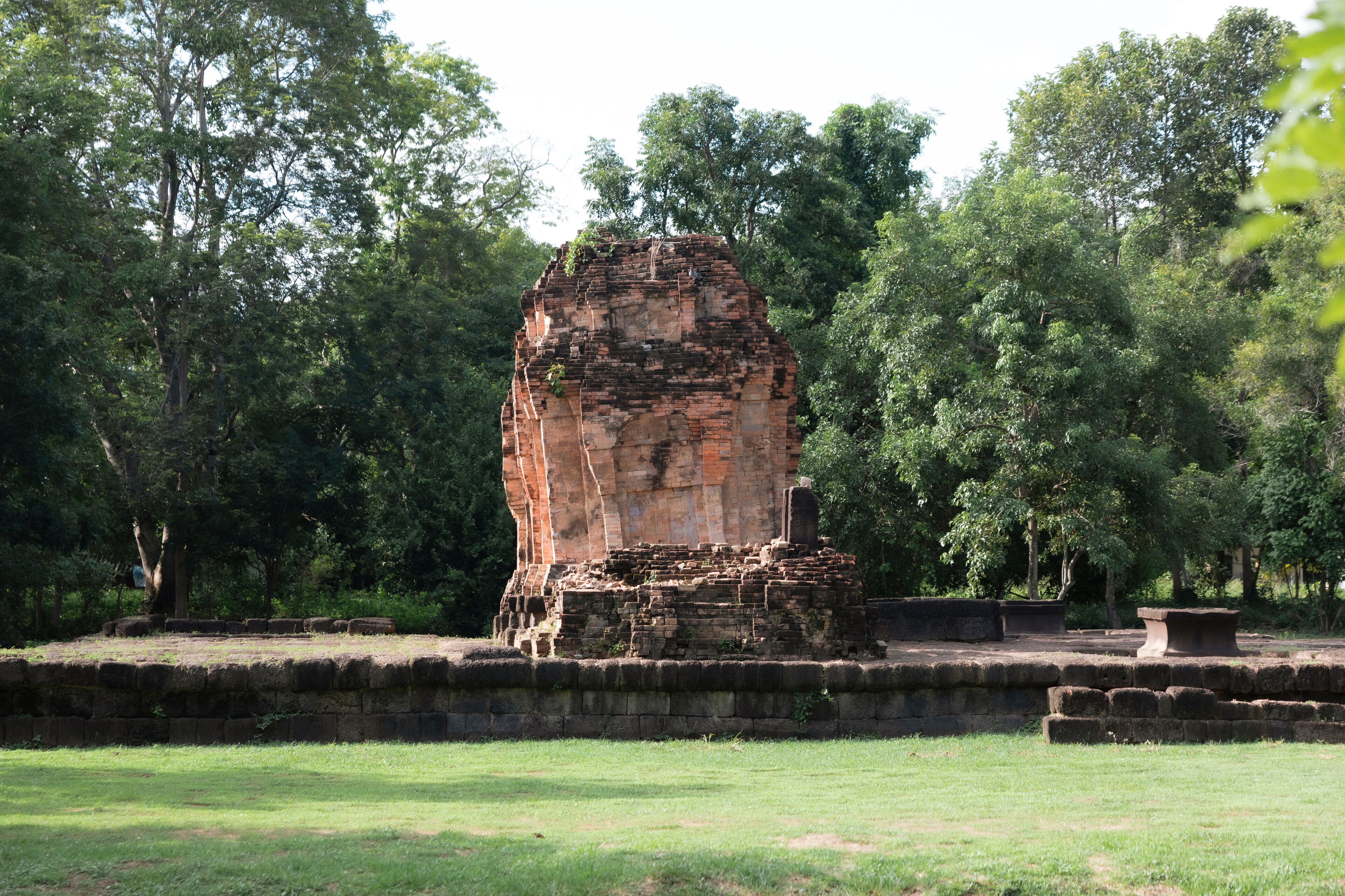 Prasat Ban Phai is located in Ban Prasat, Village No. 6, Tambon Chuepleng, Amphoe Prasat , Surin Province.
