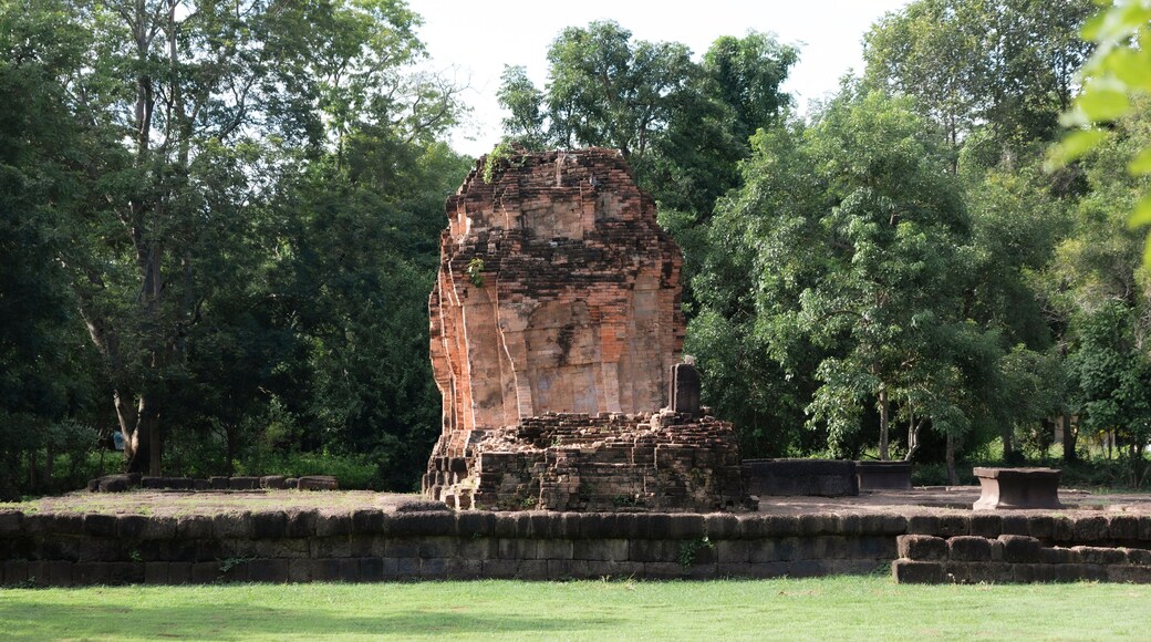 Prasat Ban Phai is located in Ban Prasat, Village No. 6, Tambon Chuepleng, Amphoe Prasat , Surin Province.