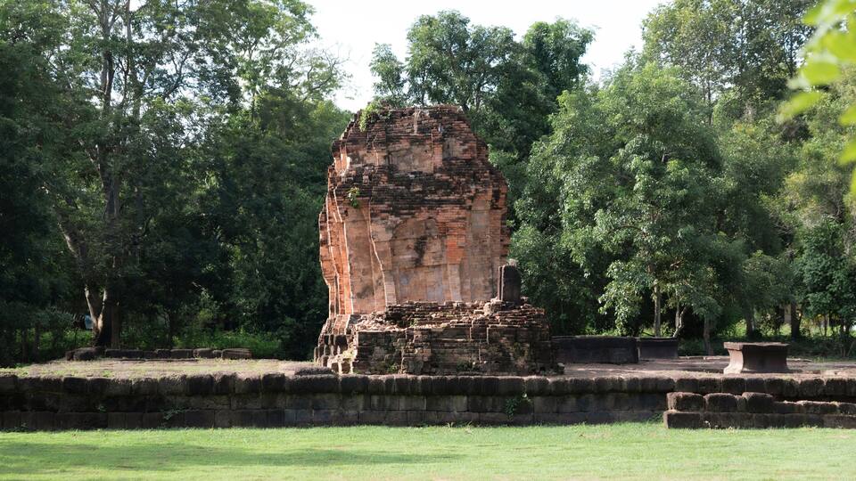 Prasat Ban Phai is located in Ban Prasat, Village No. 6, Tambon Chuepleng, Amphoe Prasat , Surin Province.