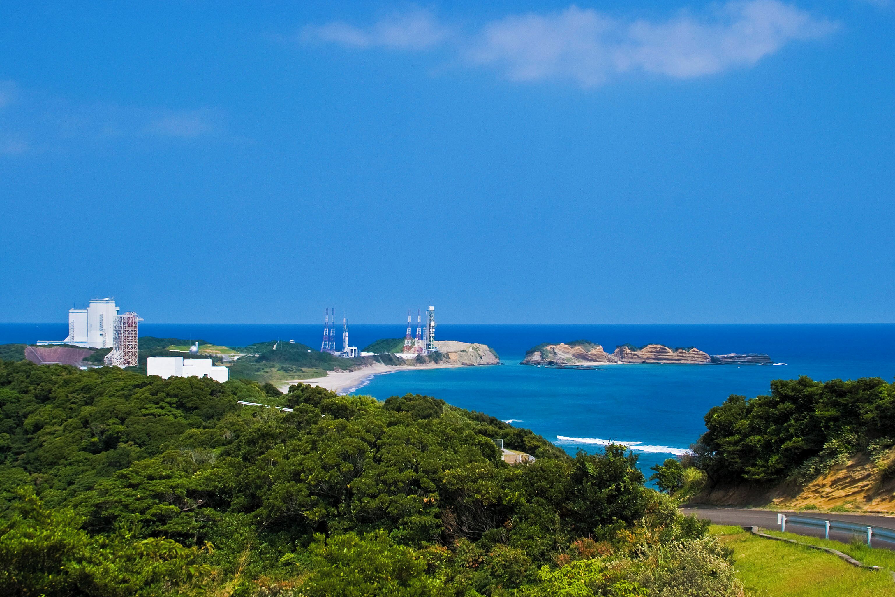緑の山と珊瑚礁の海に囲まれた大崎射場を望む。