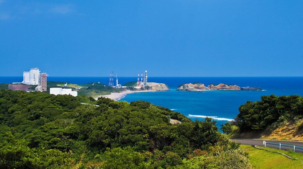 緑の山と珊瑚礁の海に囲まれた大崎射場を望む。