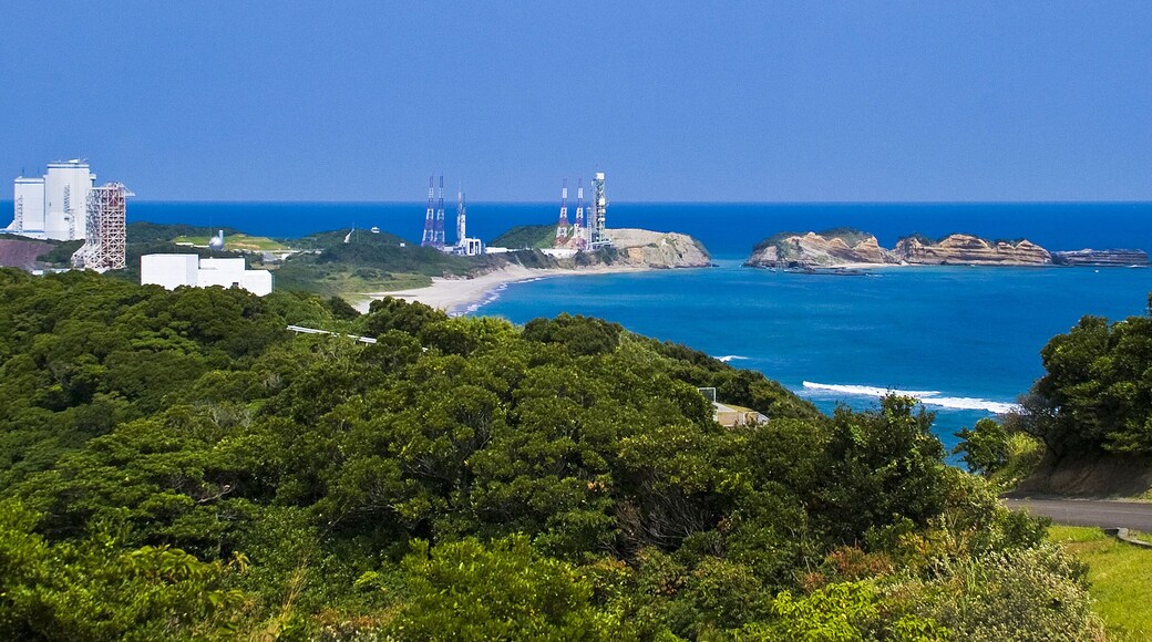 緑の山と珊瑚礁の海に囲まれた大崎射場を望む。