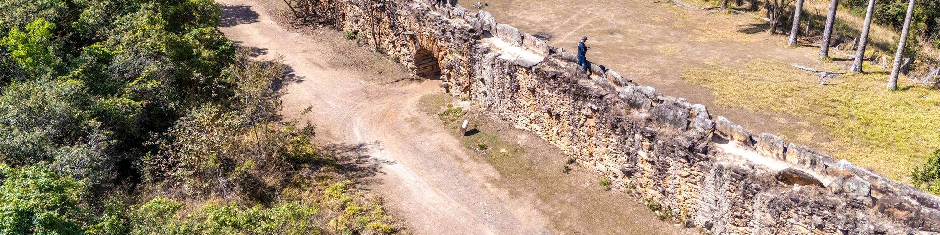 Vista aérea do trecho existente dos antigos Bicames de Pedra, um histórico aqueduto que ligava Serra do Caraça a Brumado, levando água a parte baixa da localidade. Catas Altas, Minas Gerais, Brasil.