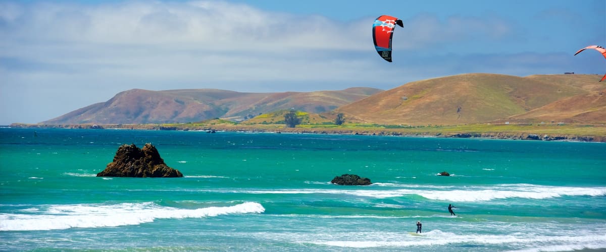 หาด Morro Strand State ซึ่งรวมถึง ไคท์เซิร์ฟ, โต้คลื่น และ ชายฝั่งทะเล