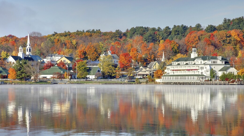Autumn foliage along the shores of Lake Winnipesaukee in Meredith, New Hampshire