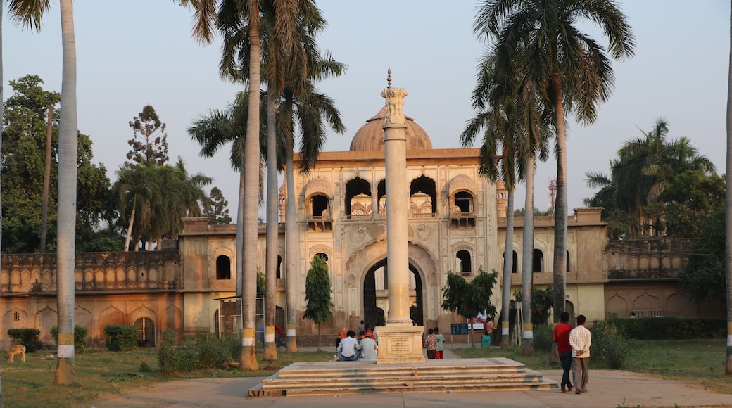 Gulab Bari in Faizabad with a replica of Lion capital, in which the tomb of Nawab Shuja-ud-daula the third Nawab of Awadh, is located.