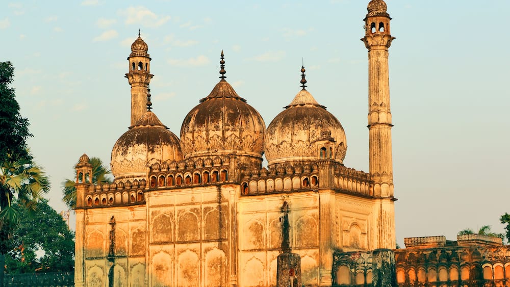 Gulab Bari in Faizabad with a replica of Lion capital, in which the tomb of Nawab Shuja-ud-daula the third Nawab of Awadh, is located.