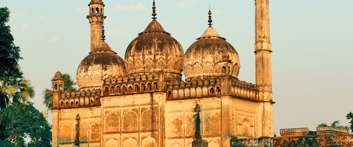 Gulab Bari in Faizabad with a replica of Lion capital, in which the tomb of Nawab Shuja-ud-daula the third Nawab of Awadh, is located.
