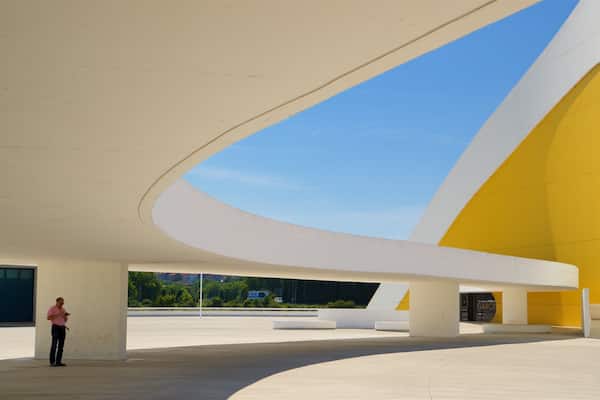 Centre culturel Oscar Niemeyer mettant en vedette architecture moderne aussi bien que homme