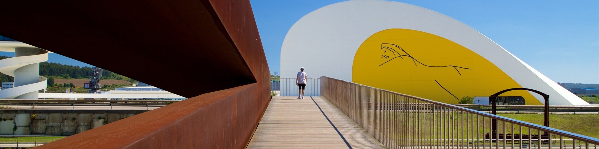 Oscar Niemeyer-Kulturzentrum welches beinhaltet Brücke, Outdoor-Kunst und Fluss oder Bach