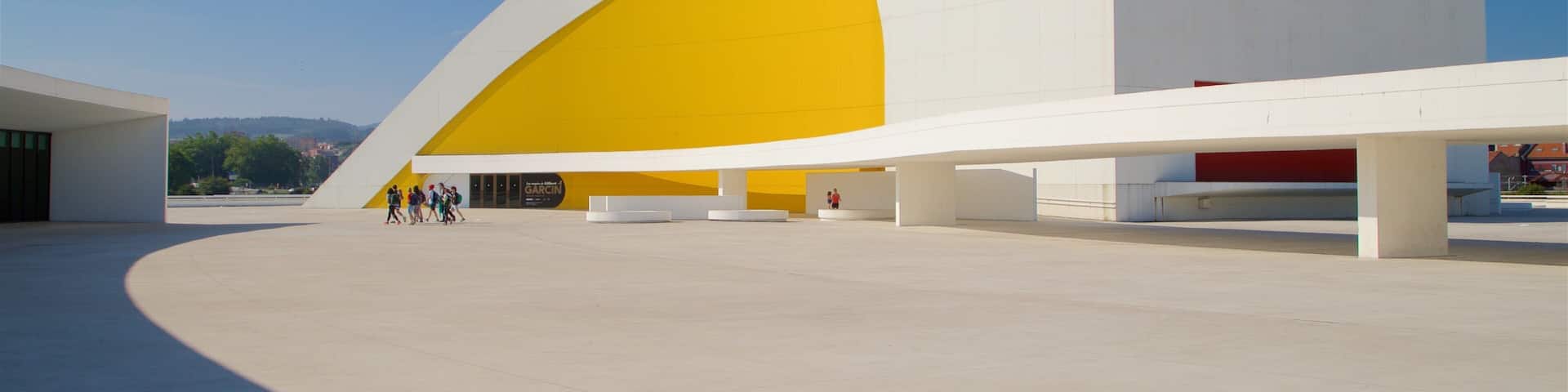 Oscar Niemeyer-Kulturzentrum welches beinhaltet moderne Architektur sowie kleine Menschengruppe