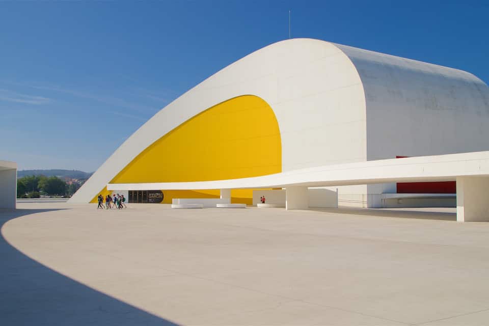 Une structure architecturale moderne, caractérisée par une grande section jaune et des murs blancs.