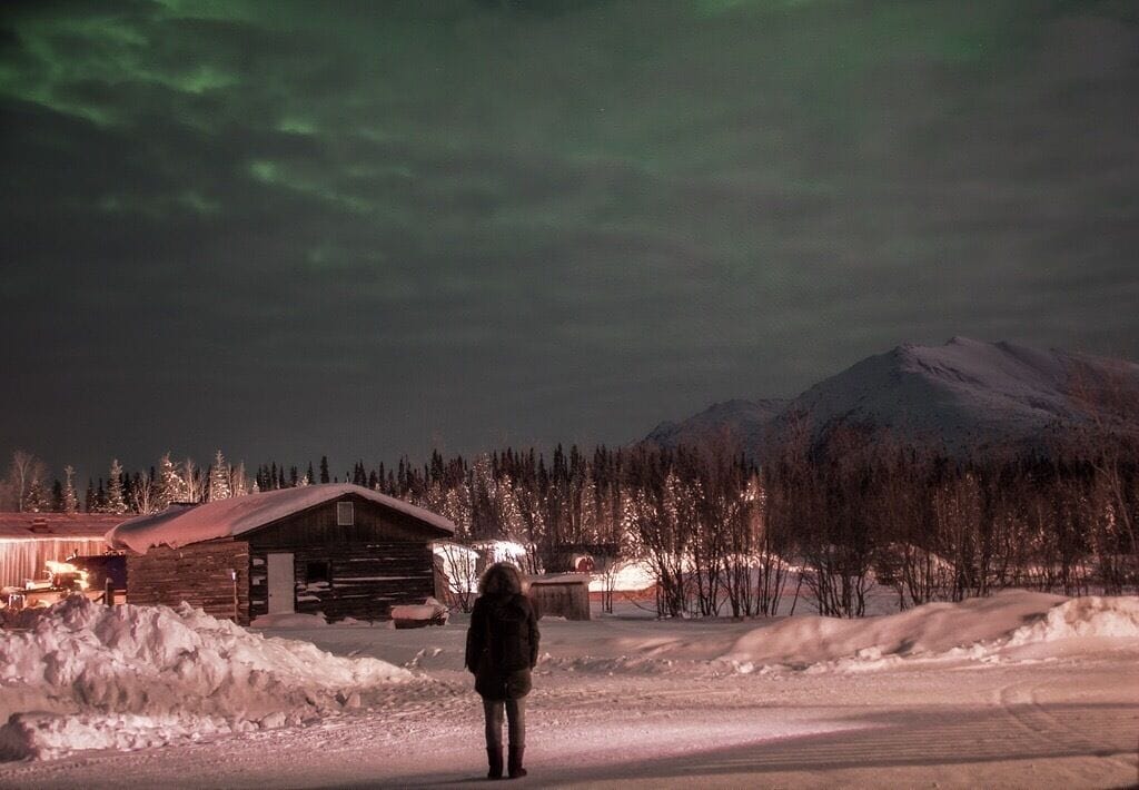 At the remotest and northernmost truck stop and living shelter, Coldfoot camp, 65 miles north of Arctic Circle, AK, USA. Withstanding a temperature of -27 degree celsius was painful yet fun as the lady aurora was playing hide and seek through the clouds! #WinterWonders