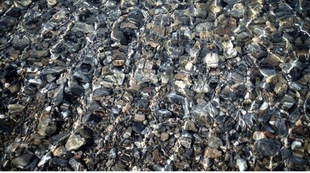 Stone under water (赛里木湖)