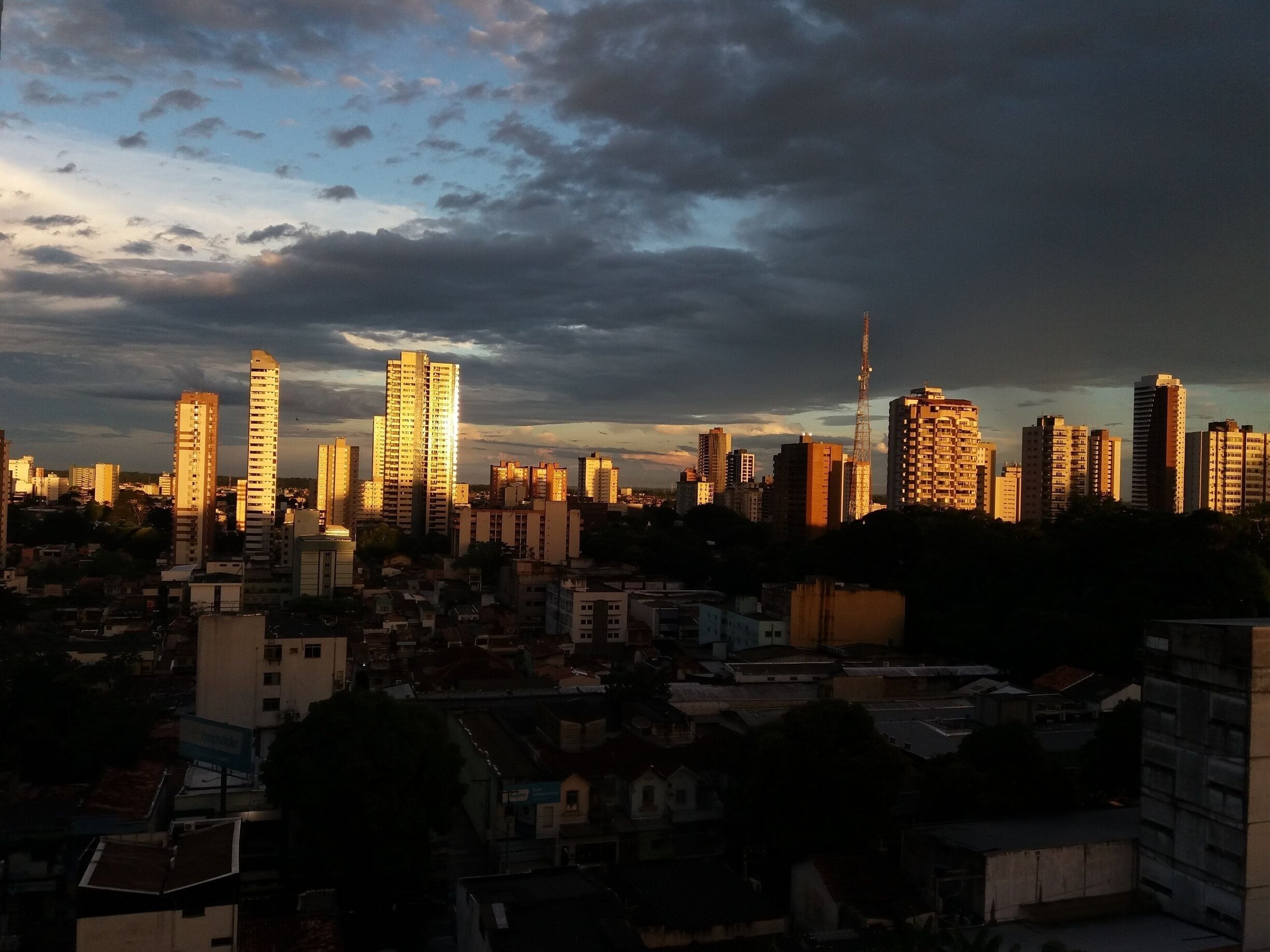 Final de tarde. 
#Belém 
#Pordosolbelem
#urbanjungle