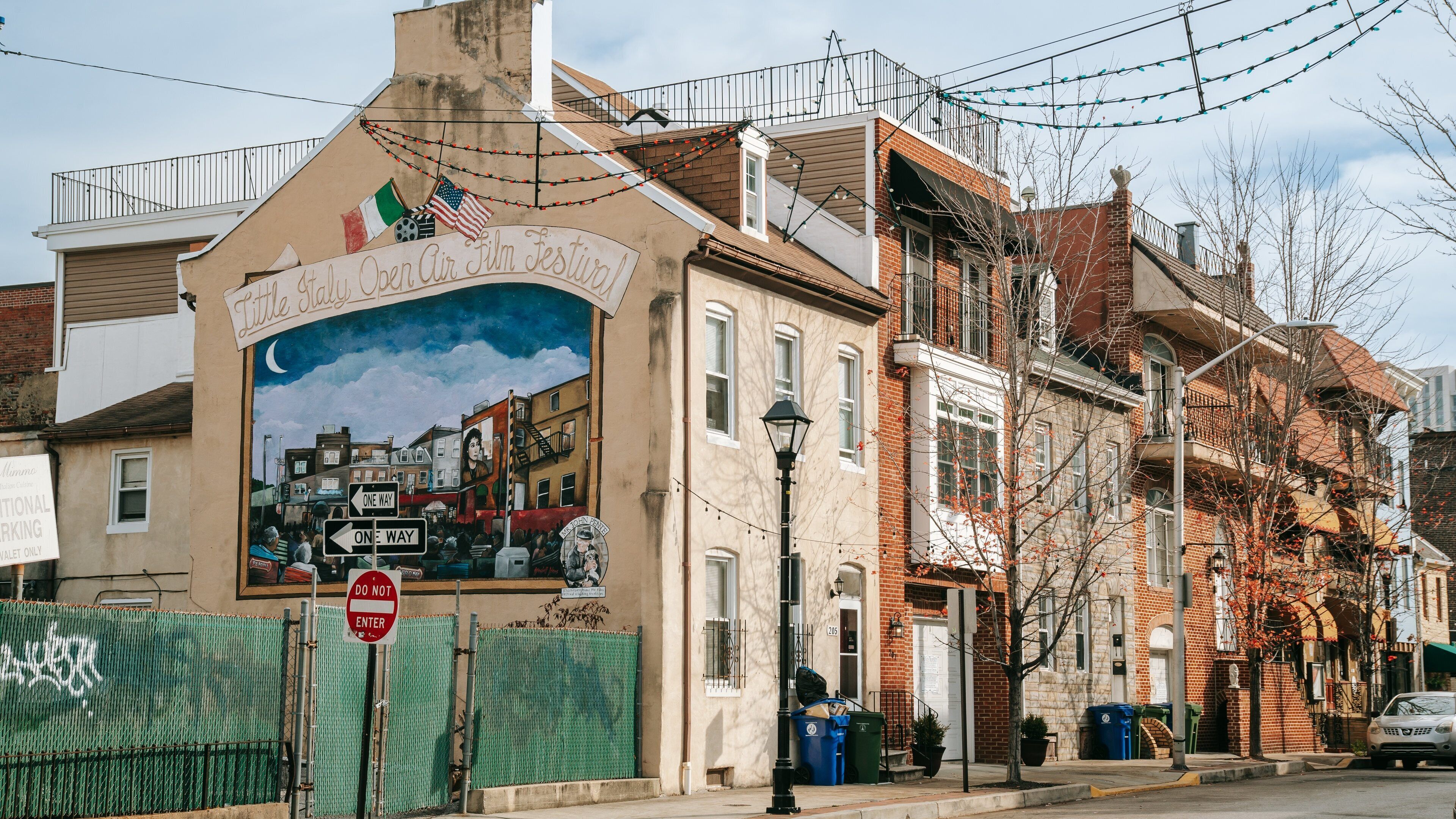 Little Italy showing outdoor art