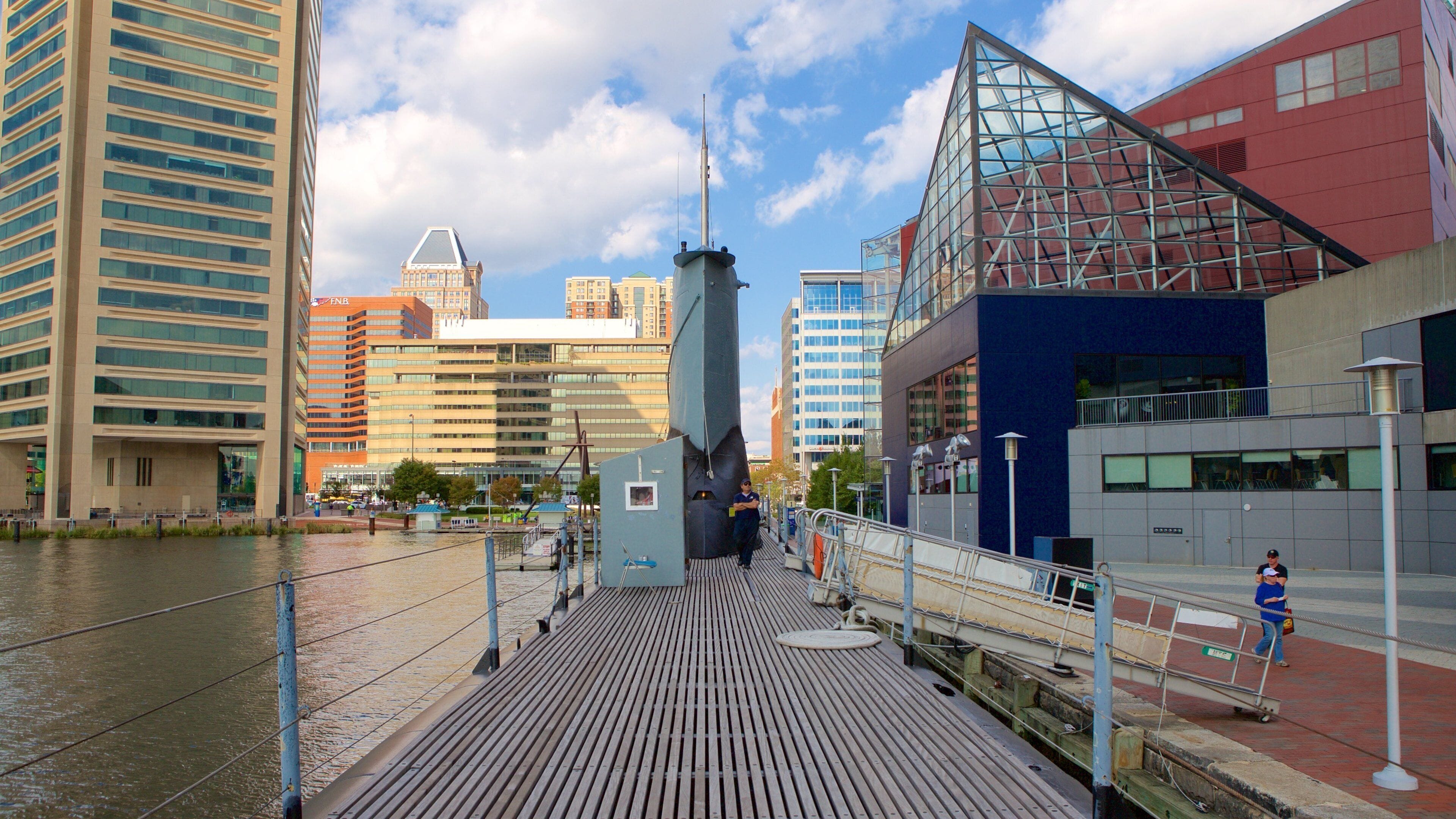 USS Torsk que incluye una ciudad y una marina
