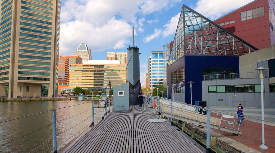 USS Torsk que incluye una ciudad y una marina