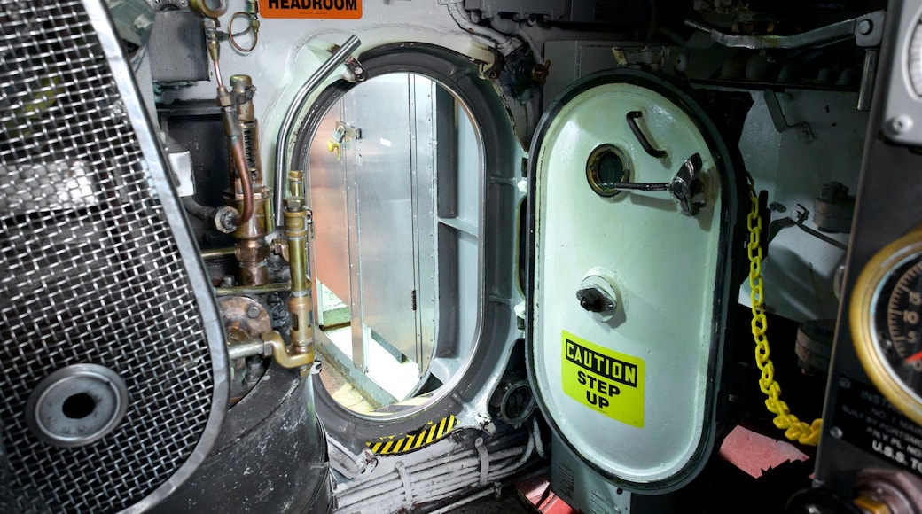 USS Torsk mostrando vistas interiores