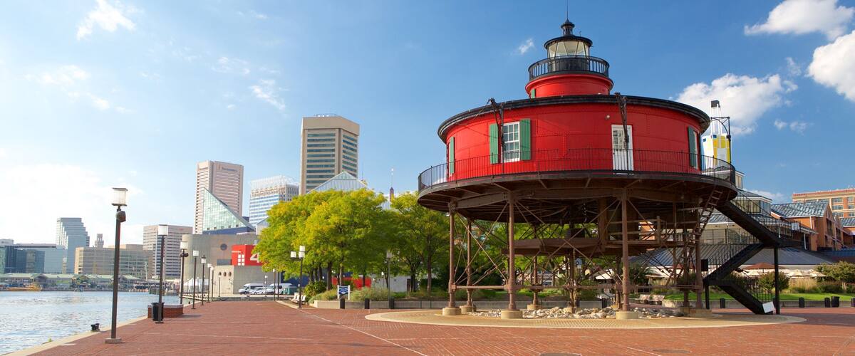 Seven Foot Knoll Light toont een stad