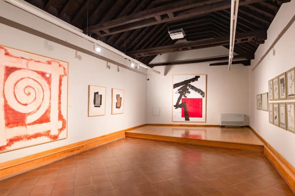 Museo del Grabado featuring interior views and art