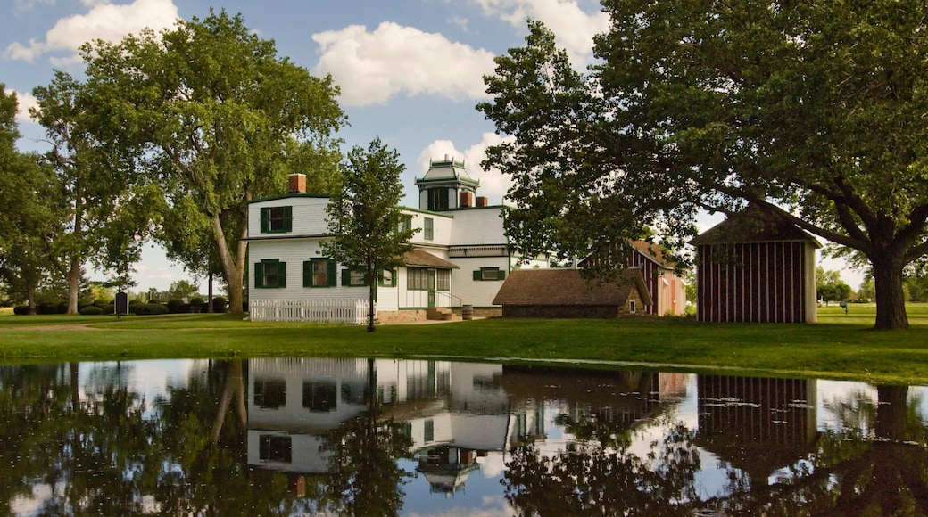Trang trại Buffalo Bill có tính năng hồ và kiến trúc di sản