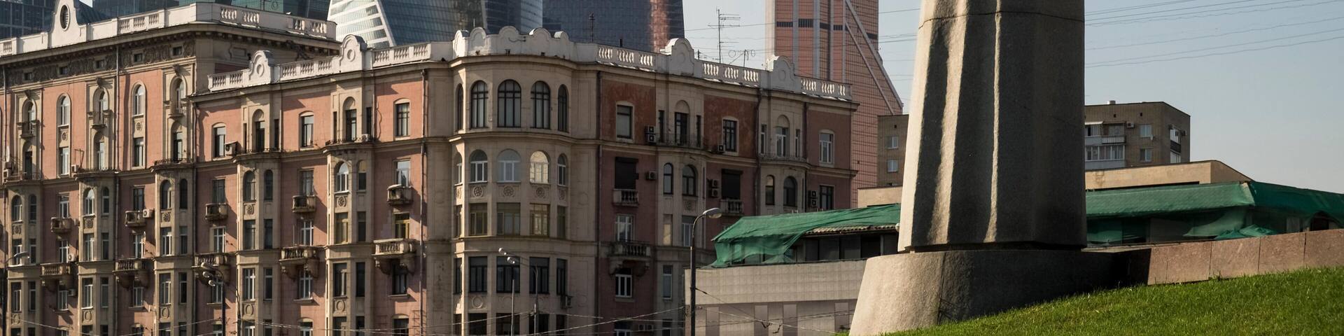 KC1A55 A WW2 monument in Dorogomilovo District, with International Business Centre skyscrapers in the background, Moscow, Russia.