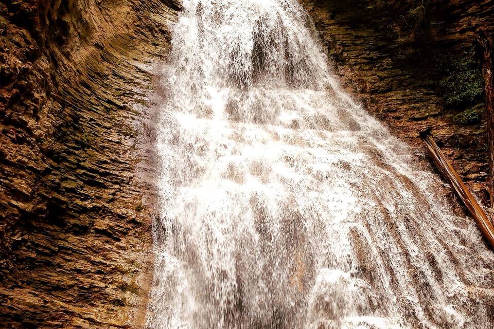 Ein Wasserfall stürzt über eine steile Felswand.