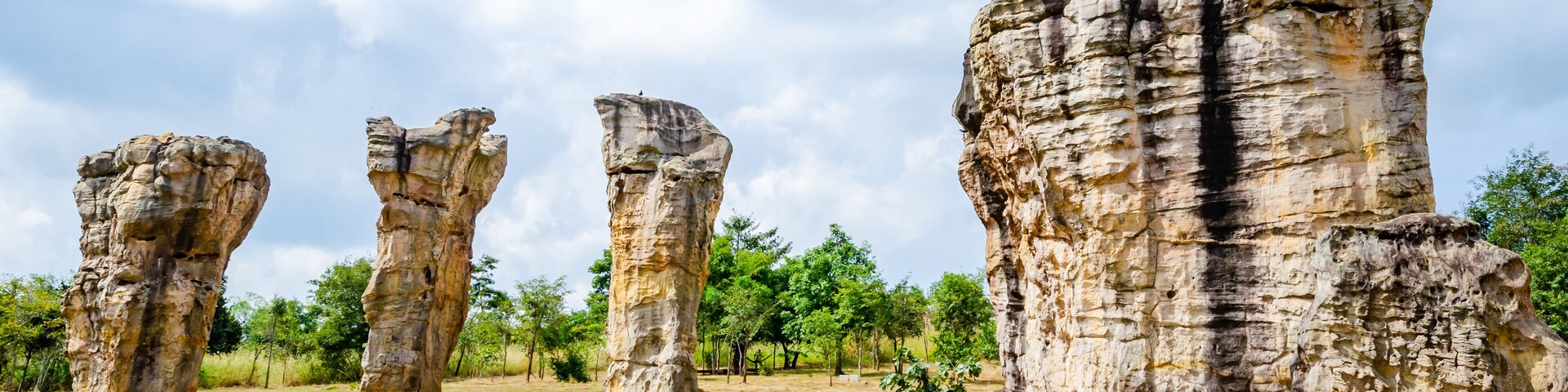 Paisaje con grandes formaciones rocosas y vegetación escasa.