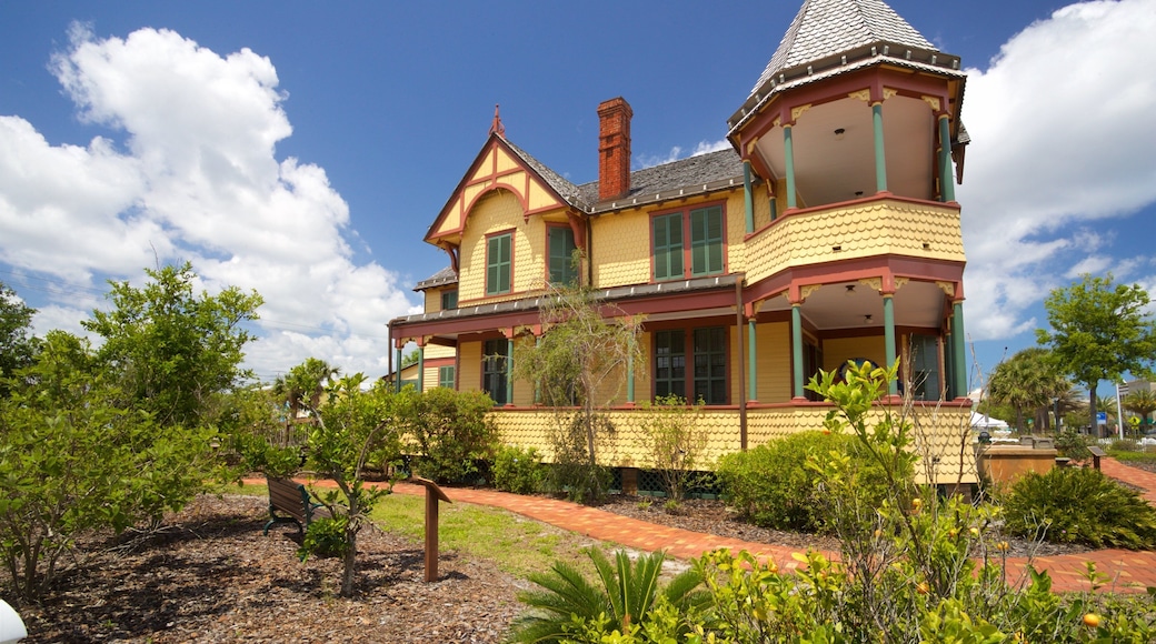 Pritchard House featuring a house