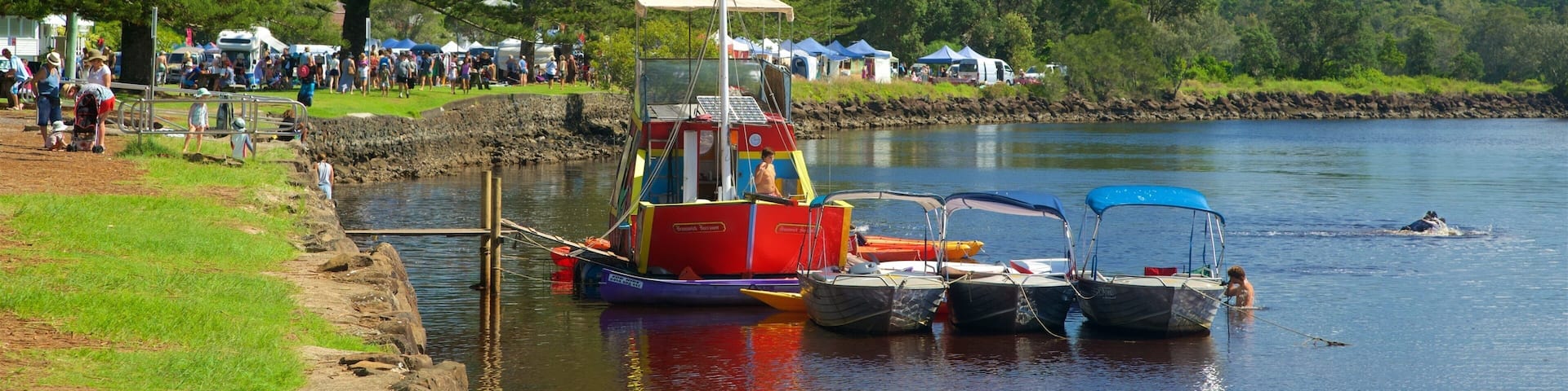 Brunswick Heads which includes a bay or harbour