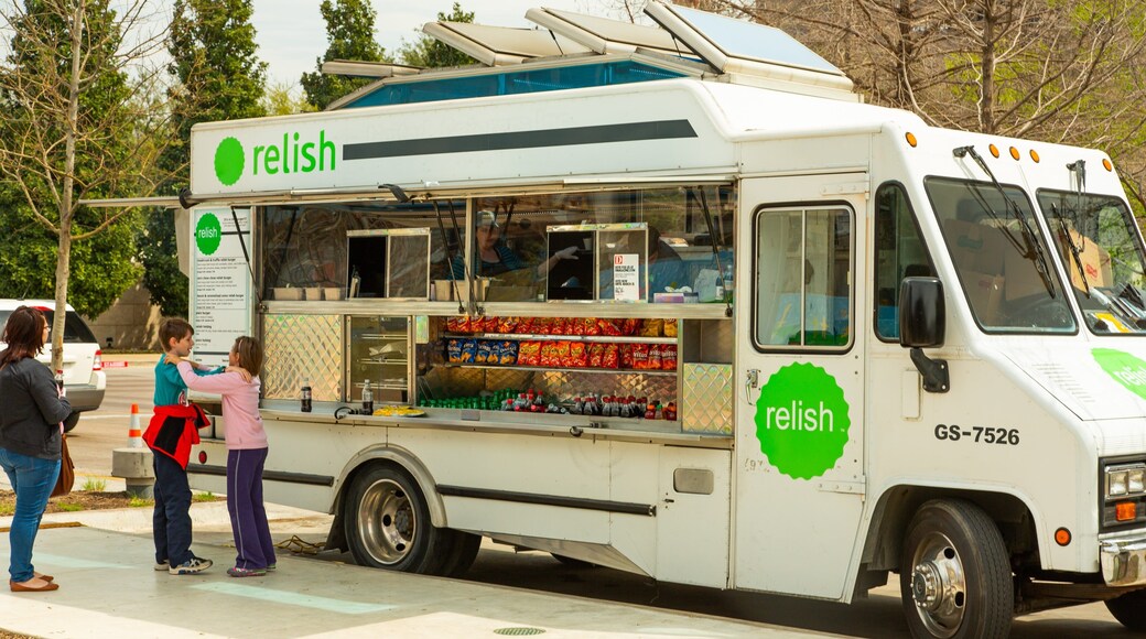 Klyde Warren Park showing street scenes as well as a family