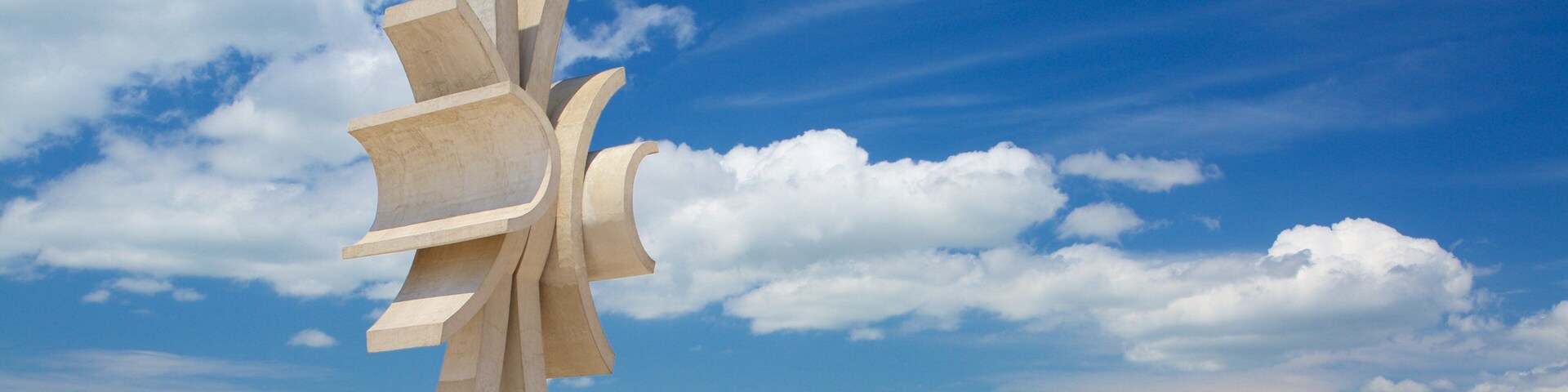 Obelisco que inclui arte ao ar livre e uma praia