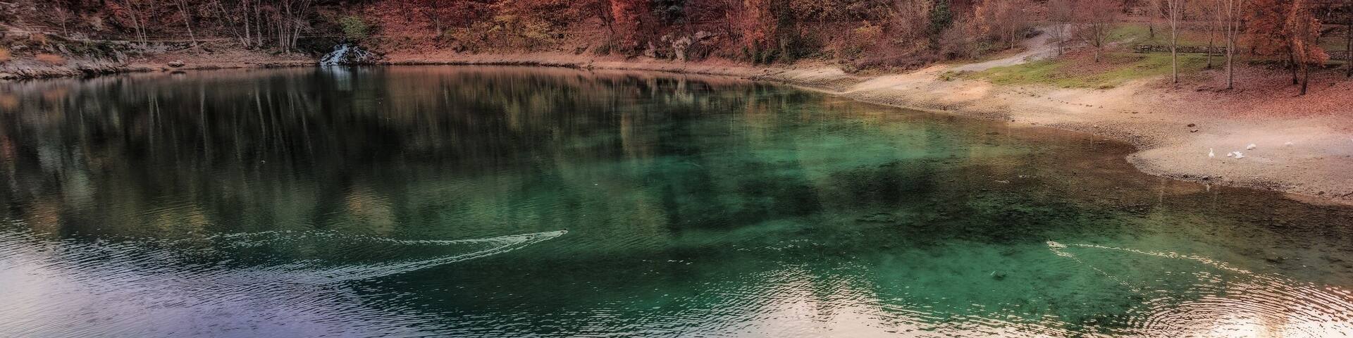 The Sagittarius Gole, spectacular and picturesque canyon carved by centuries of erosion of the rushing waters of the Sagittario river, represent one of the most important natural areas in Europe. The Regional Nature Reserve of the Sagittarius Gole (WWF since 1991) is located in the town of Anversa degli Abruzzi.
After two hours, starting from Rome, we reached this magical place driving along a small road for several kilometers on the bottom of this deep canyon.
The view of the lake, which suddenly appears after a curve, is one of the the most gorgeous spots that you can find in central Italy.
