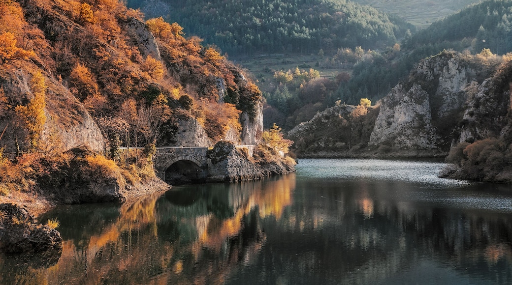 The Sagittarius Gole, spectacular and picturesque canyon carved by centuries of erosion of the rushing waters of the Sagittario river, represent one of the most important natural areas in Europe. The Regional Nature Reserve of the Sagittarius Gole (WWF since 1991) is located in the town of Anversa degli Abruzzi.
After two hours, starting from Rome, we reached this magical place driving along a small road for several kilometers on the bottom of this deep canyon.
The view of the lake, which suddenly appears after a curve, is one of the the most gorgeous spots that you can find in central Italy.
#BestOf5
