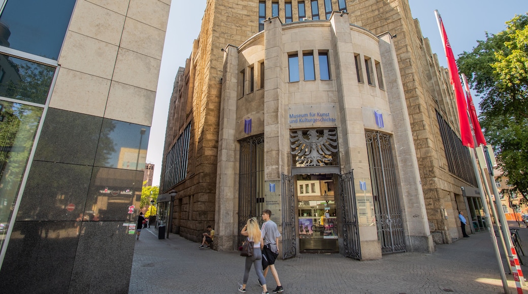 Museum of Art and Cultural History featuring heritage architecture and street scenes as well as a couple