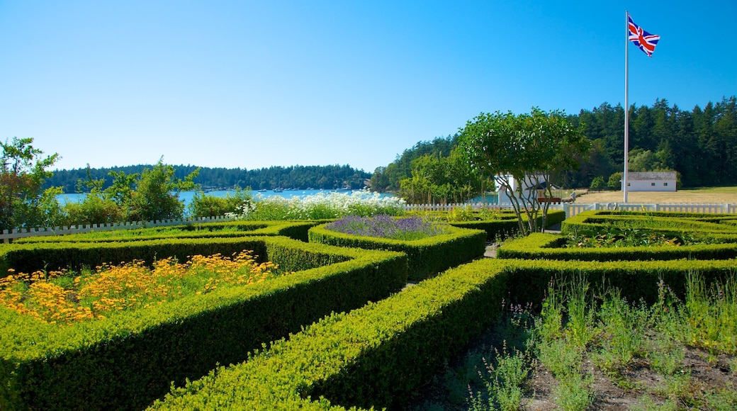 English Camp og byder på blomster, udsigt over landskaber og en have