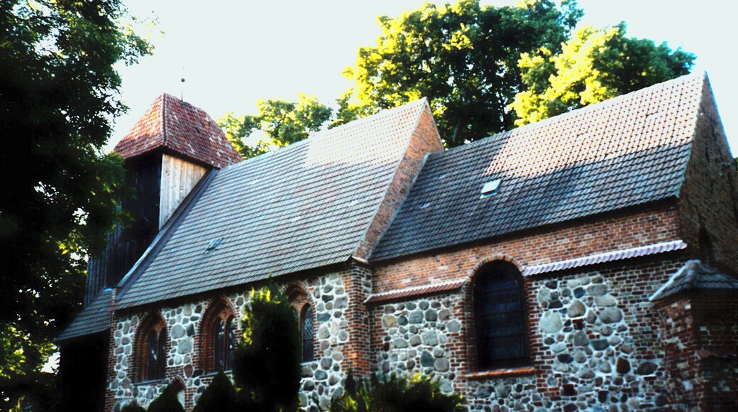 Kirche mit Friedhof in Biendorf