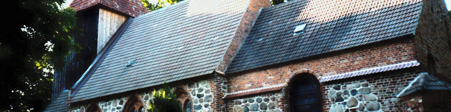 Kirche mit Friedhof in Biendorf