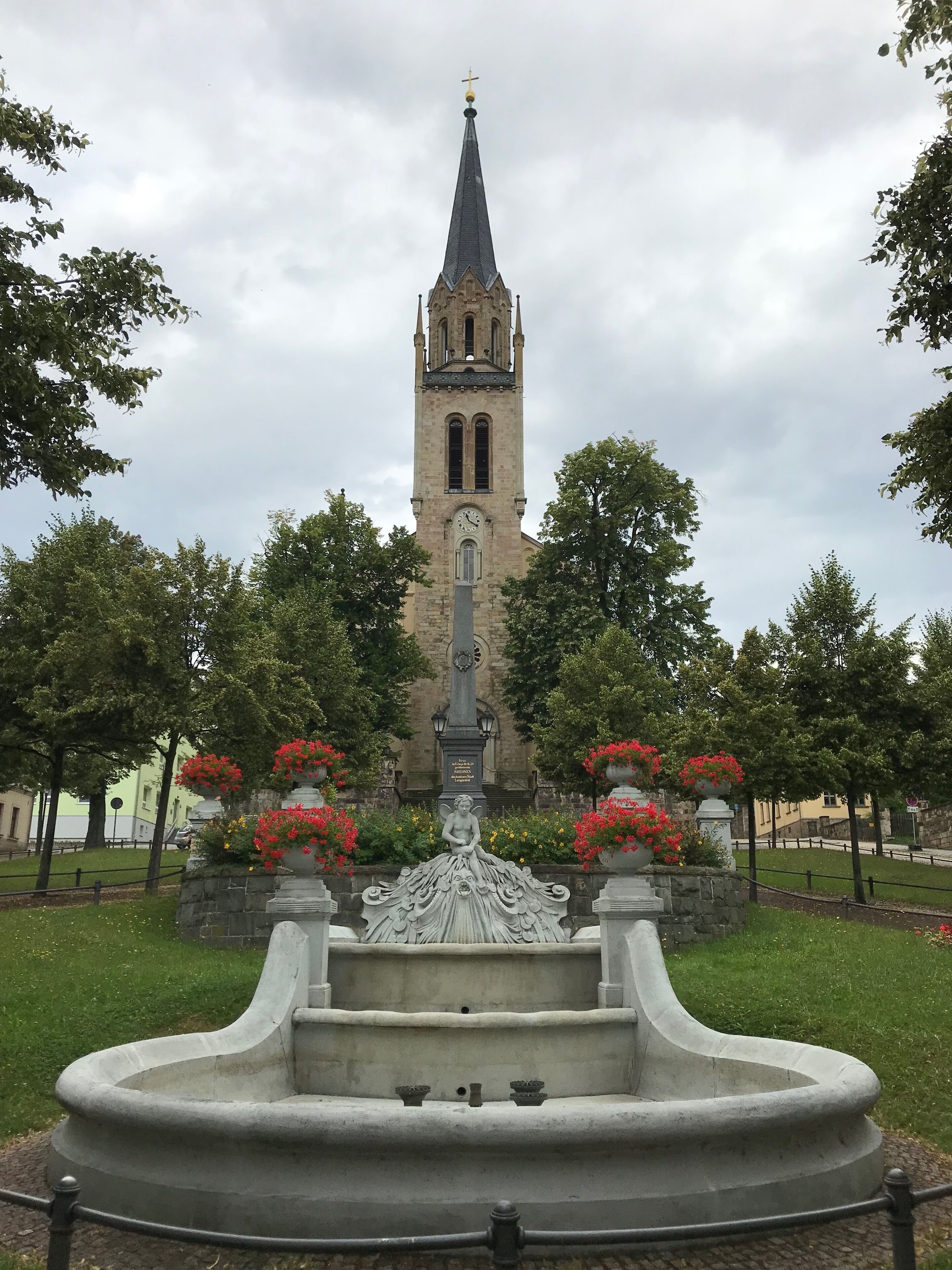 Kirchplatzbrunnen mit Kirche